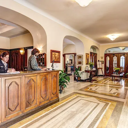 Ξενοδοχείο Grand Hermitage 4*